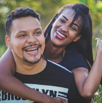 at the left side of page, a little picture representing a chat thumbnail of a guy with his girlfriend